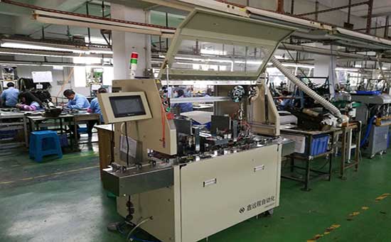 半自動(dòng)刷剪編織包銅箔機(jī)現(xiàn)場(chǎng)圖片 半自動(dòng)刷剪編織包銅箔機(jī)現(xiàn)場(chǎng)圖片